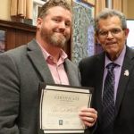 Scott Shute, Gerente General del Historic Santa Maria Inn, acepta el reconocimiento de Empresa del Mes de larga data de enero de 2023 del concejal Michael Cordero.
