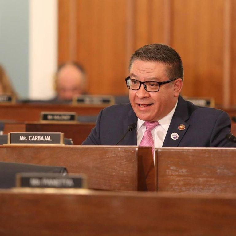 «Creo que no podemos celebrar a un hombre independientemente de sus logros si causó daño a mujeres y niños de maneras tan perversas» asi lo dijo el Congresista Salud Carbajal