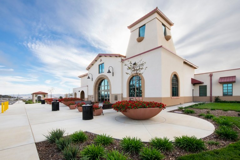 Una persona sufrido lesiones al saltar la cerca de la Carcel al huir de agentes de ICE