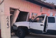 Un automóvil choca contra un edificio y causa daños estructurales