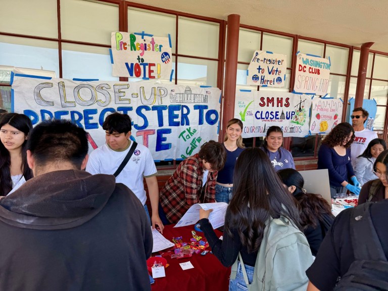 El Club Close Up Washington DC de la SMHS, trabajando en colaboración con la Liga de Mujeres Votantes (LWV), organizó recientemente su cuarta campaña anual de registro de votantes
