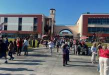 40 Estudiantes de Santa Maria High School salen de sus clases a protestar luego de que ICE arrestara a un estudiante